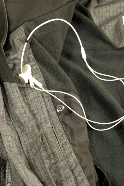 The media pocket allows you to safely store and access your MP3 player or iPod. The headphones can also be securely routed inside the jacket.