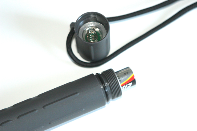 The O-ring on the battery cap prevents moisture and dirt from entering. 